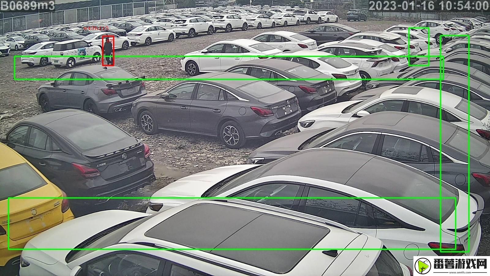 “窥探无界：车场‘猫眼’热-自由查看成瘾-”